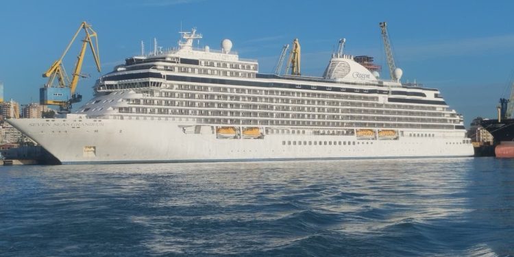 Kroçiera luksoze arrin në portin e Durrësit, duke pasur një kapacitet prej të paktën 700 pasagjerësh.