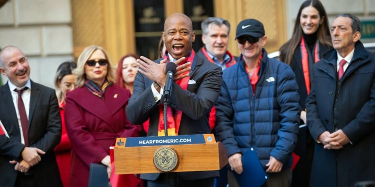 Kryebashkiaku i Nju Jorkut mbërrin në Tiranë, zbulohet informacion mbi takimin e tij me Ramën dhe përfaqësues të tjerë të qeverisë.