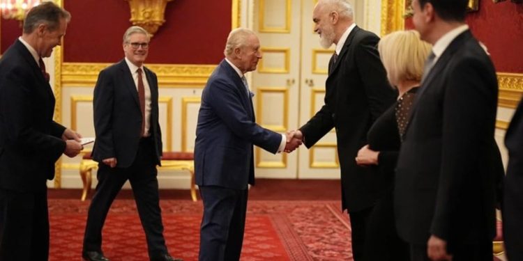 Kryeministri Rama pritet nga Mbreti Charles III në Londër në kuadër të Samitit të Procesit të Berlinit
