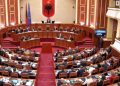 Kryetarët e institucioneve të drejtësisë në Kuvend, Këlliçi i bën thirrje Peleshit: Lejoni që ata të përgjigjen në pyetje, nuk friksohen nga deputetët. Përballen çdo ditë me krimin.
