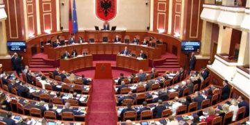 Kryetarët e institucioneve të drejtësisë në Kuvend, Këlliçi i bën thirrje Peleshit: Lejoni që ata të përgjigjen në pyetje, nuk friksohen nga deputetët. Përballen çdo ditë me krimin.