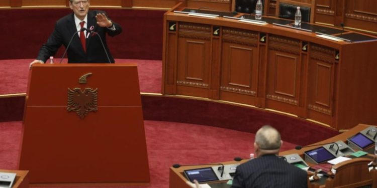 “Ku e ke çantën Louis Vuitton”/ Berisha provokoi deputetët socialistë, Manja heq xhaketën: Të sfidoj Sali, kjo copa është 2 mijë euro pa punën e saj.