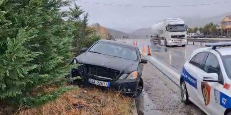 Kukës/ Automjeti del nga rruga, shoferi i lënduar transportohet drejt spitalit 'Trauma'
