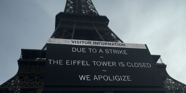Kulla e Eiffel nuk do të jetë e hapur për vizitorët për shkak të grevave dhe protestave lidhur me reduktimin e shpenzimeve sociale.