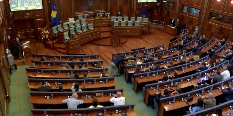 Kurti ka vetëm dy ditë për të formuar qeverinë e re, ekspertët paralajmërojnë: Vonesa e buxhetit rrezikon kolapsin.