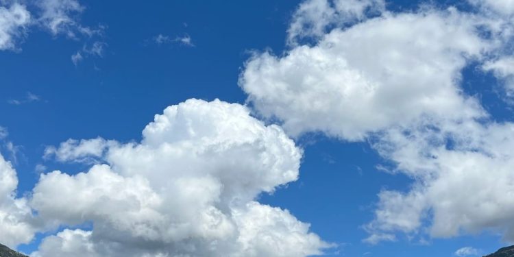 Kushtet atmosferike janë të favorshme, parashikimi i motit për këtë të diel