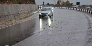 Kushtet e këqija atmosferike në Qarkun e Kukësit/ Reshje të shumta dhe mjegull e rënduar shkaktojnë pengesa në qarkullimin rrugor