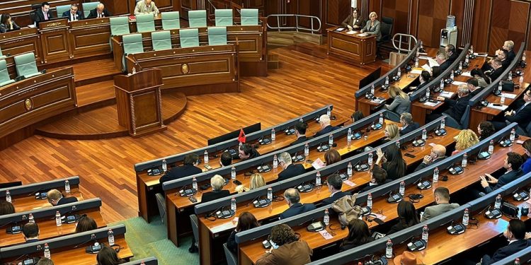 Kuvendi i Kosovës formohet, Nenad Rashiç nga grupi serb emërohet nënkryetar.