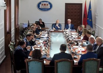 LIVE: Krerët e Drejtësisë para Kuvendit. Kryeprokurori: Nën hetim më shumë se 2 mijë individë. Kodi i ri Penal konsiderohet represiv. Lamallari debat me deputetët e PD mbi Soros.