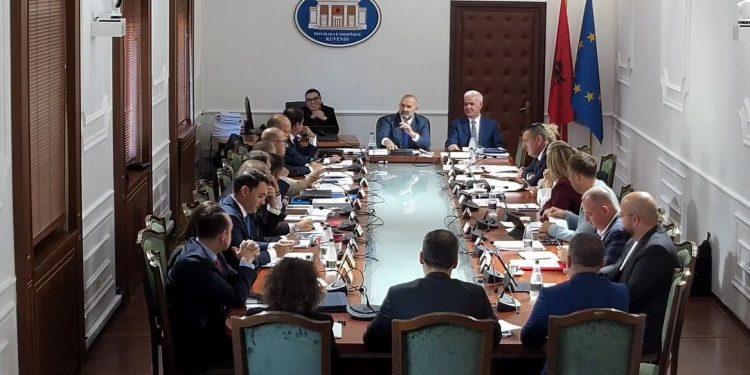 LIVE: Krerët e Drejtësisë para Kuvendit. Kryeprokurori: Nën hetim më shumë se 2 mijë individë. Kodi i ri Penal konsiderohet represiv. Lamallari debat me deputetët e PD mbi Soros.
