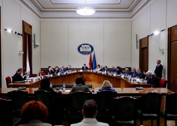 LIVE/ PD kërkon të shkarkojë Begajn: Ka marrë pagë nga spitali privat. Presidenti: Sulm për motive personale. Balla mbështet Presidentin, ndërsa Berisha kundërshton Dumanin.