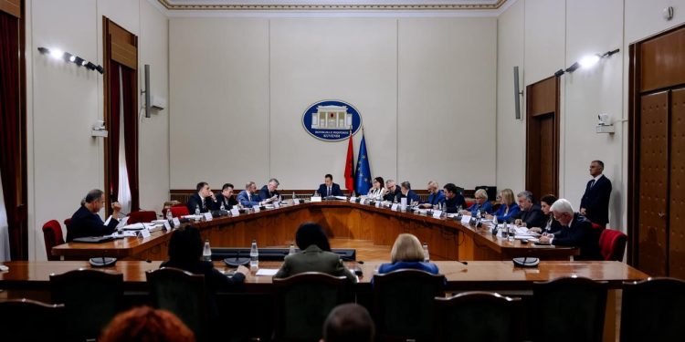 LIVE/ PD kërkon të shkarkojë Begajn: Ka marrë pagë nga spitali privat. Presidenti: Sulm për motive personale. Balla mbështet Presidentin, ndërsa Berisha kundërshton Dumanin.