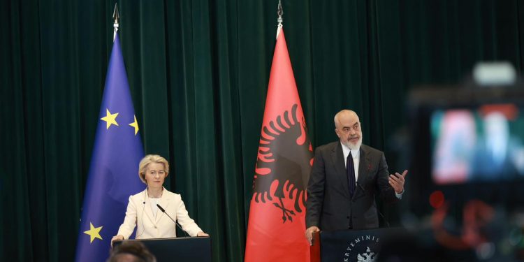 LIVE/ "Progres i jashtëzakonshëm me ritme rekord,” Von der Leyen sjell mesazhe optimiste nga Tirana. Rama: Mbyllja e kapitujve do të realizohet deri në vitin 2027.