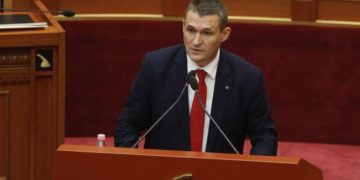 LIVE/ "Veliaj vazhdon të jetë nën hetim, 19 zyrtarë dërgohën për gjykim", Dumani konfronton Berishën dhe deputetët e PD-së në Kuvend. Jep përgjigje për Ramën dhe zgjedhjet e 11 majit.