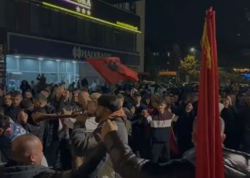 LIVE/ Zgjedhjet në Maqedoninë e Veriut, koalicioni qeveritar VLEN organizon festime me muzikë dhe valle, ndërsa BDI në opozitë fillon kontestimin e rezultateve.