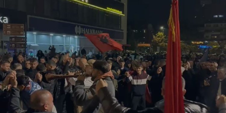 LIVE/ Zgjedhjet në Maqedoninë e Veriut, koalicioni qeveritar VLEN organizon festime me muzikë dhe valle, ndërsa BDI në opozitë fillon kontestimin e rezultateve.