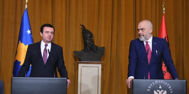 “LVV m’i ka ofruar një çarçaf të gjatë” / Protestë në Tiranë nesër për ish-krerët e UÇK, Rama përgjigjet Kurtit: Nuk kam për qëllim të konkuroj Vetëvendosjen.