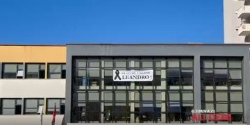 “Lamtumirë Leandro, mes engjëjve” / Një ditë e trishtë në gjimnazin “Ali Demi”, nxënësit përshëndesin 17-vjeçarin që ra viktimë e një aksidenti.