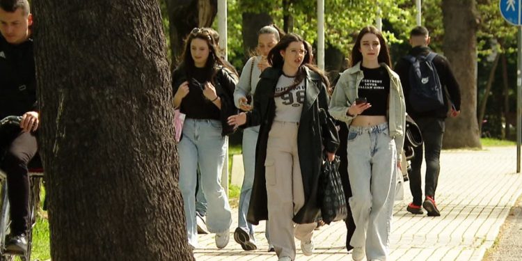 Ligji, PS eliminon "gjininë e tretë"/ Mazhoranca refuzon projektligjin e Ministrisë së Shëndetësisë: Ka vetëm burrë dhe grua.