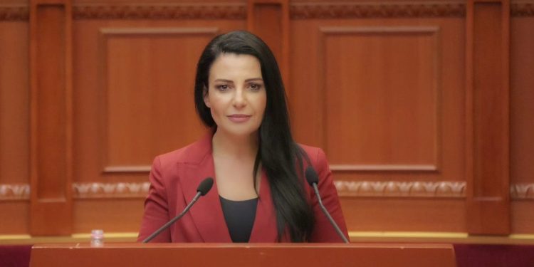 "Liria ka emër: drejtësi për çlirimtarët" - Balluku fton qytetarët në protestë për mbështetje të liderëve të UÇK-së: Të bashkohemi në Tiranë për drejtësi.