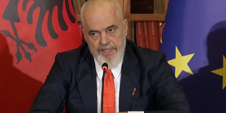 Lirimi i hapësirave publike: Rama thekson se karriget nuk do të hiqen, duke e quajtur këtë një luftë të përditshme për të përfunduar procesin e çmontimeve.