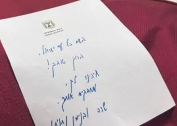 Lirimi i pengjeve nga Hamasi: Netanyahu mirëpret kthimin e tyre me një mesazh të shkruar me dorë.