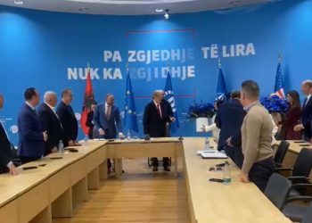 Lule dhe ëmbëlsira: Sali Berisha feston 81-vjetorin e tij në mbledhjen e grupit, duke surprizuar demokratët