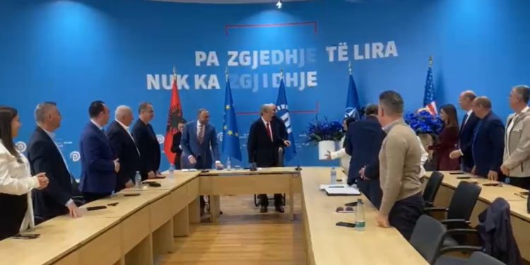 Lule dhe ëmbëlsira: Sali Berisha feston 81-vjetorin e tij në mbledhjen e grupit, duke surprizuar demokratët