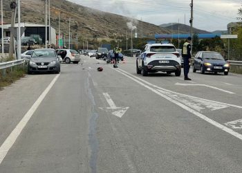 Makina godet çiftin e bashkëshortëve në rrugën Korçë-Pogradec