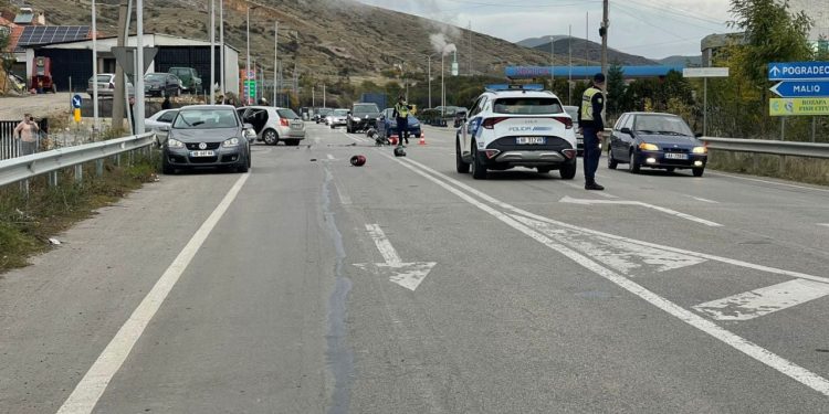 Makina godet çiftin e bashkëshortëve në rrugën Korçë-Pogradec