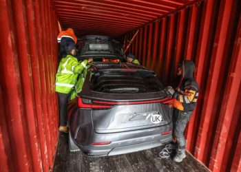 Makinat luksoze vidhen "me stil" në Angli dhe transportohen në Dubai, zbulohet skema e përdorur nga grupet kriminale.