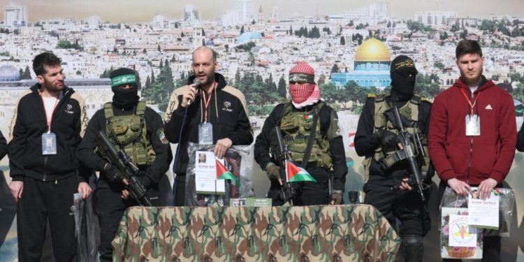 Marrëveshja për Gazën në rrezik: Njëri nga të kthyerit nga Hamasi nuk konsiderohet peng izraelit.