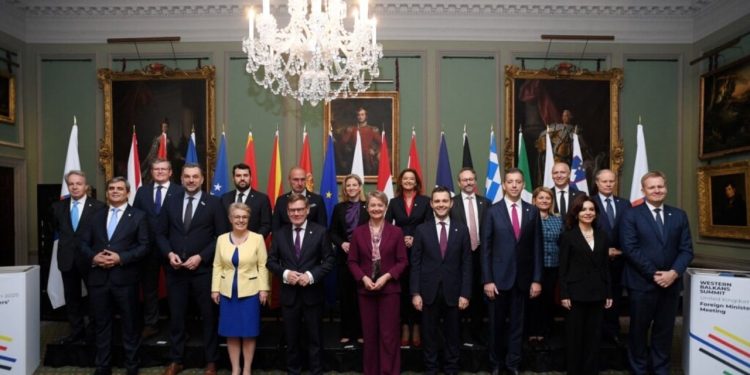 Mbetet i paalterueshëm stabiliteti në Ballkanin Perëndimor gjatë samitit të lartë, Mbretëria e Bashkuar ripërsërit angazhimin e saj.