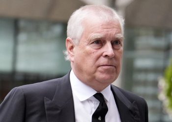 Mbreti ia hoqi të gjitha titujt mbretërorë Princit Andrew, sipas historianit britanik, që zbulon se ai solli 40 prostituta në një hotel në Tajlandë në 4 ditë.