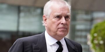 Mbreti ia hoqi të gjitha titujt mbretërorë Princit Andrew, sipas historianit britanik, që zbulon se ai solli 40 prostituta në një hotel në Tajlandë në 4 ditë.