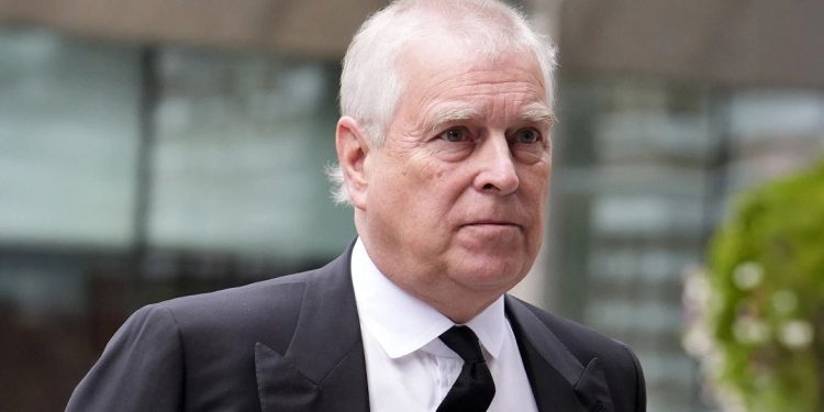 Mbreti ia hoqi të gjitha titujt mbretërorë Princit Andrew, sipas historianit britanik, që zbulon se ai solli 40 prostituta në një hotel në Tajlandë në 4 ditë.