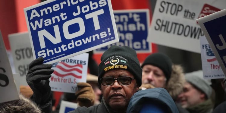 Mbyllja e qeverisë amerikane arrin ditën e 22, duke u afruar me rekordet e pezullimit më të gjatë në histori.