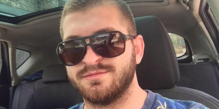 “Me zarf nën derë më dërguan foton e personit që i mori jetën djalit tim”, rrëfimi i dhimbshëm i babait të Andi Malokut: kishte një vajzë nga Durrësi, atë…