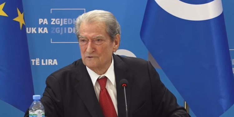 "Mesazhi nga zgjedhjet e lira në Kosovë është thirrje për veprim," thotë Berisha: Qeveria e Kosovës është tri herë më e afërt me BE-në se ajo shqiptare.