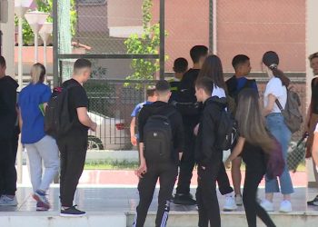 Mësuesit përballen me pafuqinë, dhuna ndodh mes nxënësve: Punonjësit e shkollave kërkojnë angazhim më të madh nga prindërit.