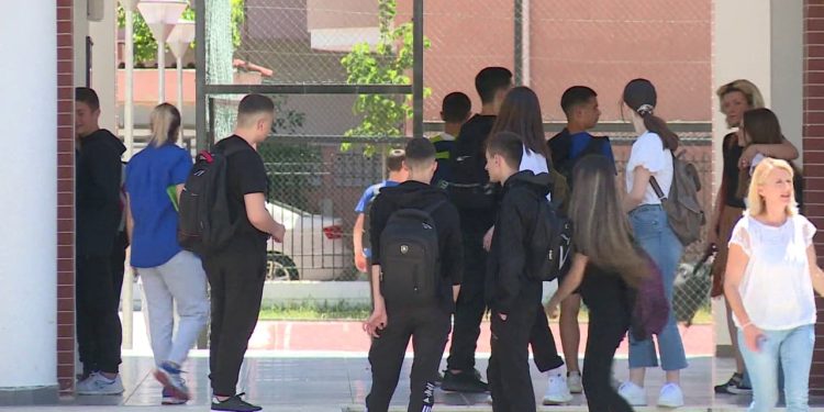 Mësuesit përballen me pafuqinë, dhuna ndodh mes nxënësve: Punonjësit e shkollave kërkojnë angazhim më të madh nga prindërit.