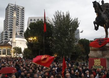 “Mijëra qytetarë shfaqin mbështetje për UÇK-në në një tubim në shesh/ Ish-liderët e UÇK-së në fokus: Ahmeti akuzon për ndikim ruso-serb në gjykatën speciale, ndërsa Moisiu thekson se ata nuk kanë kryer krime.”