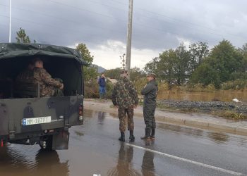Ministria e Mbrojtjes reagon ndaj reshjeve të shiut që përmbytën Shkodrën: Situata po shkon drejt normalizimit.
