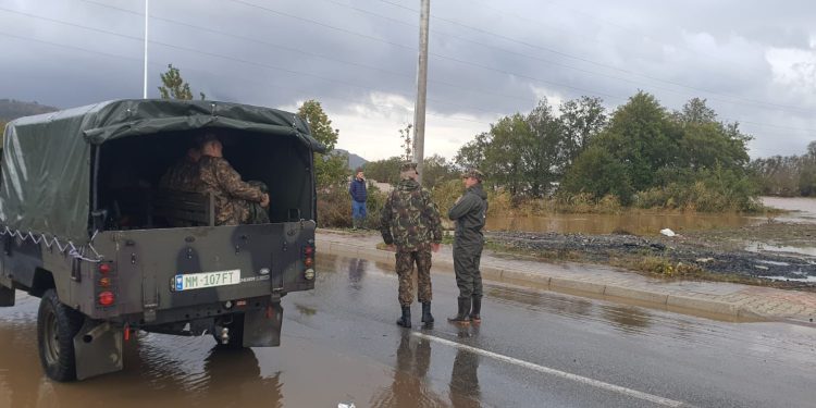 Ministria e Mbrojtjes reagon ndaj reshjeve të shiut që përmbytën Shkodrën: Situata po shkon drejt normalizimit.
