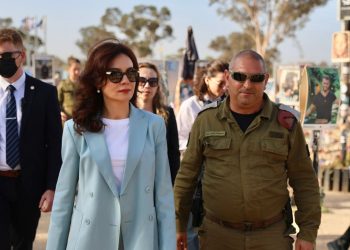 Ministrja Spiropali viziton Izraelin për të nderuar viktimat e masakrës së 7 Tetorit: Shkëmbimi i pengjeve, një hap i rëndësishëm për ruajtjen e dinjitetit njerëzor.