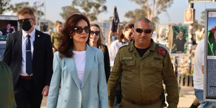 Ministrja Spiropali viziton Izraelin për të nderuar viktimat e masakrës së 7 Tetorit: Shkëmbimi i pengjeve, një hap i rëndësishëm për ruajtjen e dinjitetit njerëzor.