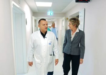 Ministrja e Shëndetësisë Evis Sala viziton spitalin e ri të transformuar në Lezhë.