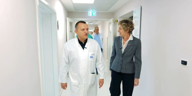 Ministrja e Shëndetësisë Evis Sala viziton spitalin e ri të transformuar në Lezhë.
