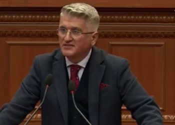 “Mirë do të ishte që Kuvendi të mblidhej çdo gjashtë muaj, siç bënte Haxhi Lleshi”, thotë Gjekmarkaj për Peleshin: “Anëtarët e PS-së të duan vetëm si haberçi, një moment është i mjaftueshëm për t’u turpëruar.”