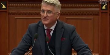 “Mirë do të ishte që Kuvendi të mblidhej çdo gjashtë muaj, siç bënte Haxhi Lleshi”, thotë Gjekmarkaj për Peleshin: “Anëtarët e PS-së të duan vetëm si haberçi, një moment është i mjaftueshëm për t’u turpëruar.”